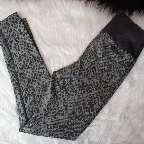 Aerie Offline Gray Snake Print High Waisted 7/8 Leggings Women’s - Picture 7 of 7